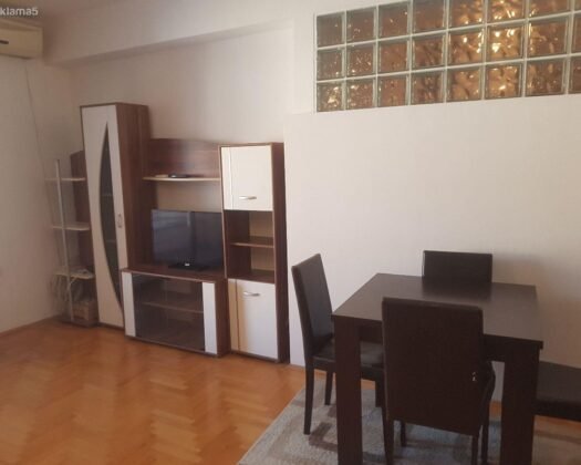 SE PRODAVA stan vo Kisela Voda. Zgradata e ponova gradba (2011)                                             Stanot ima vkupna povrsina od 49 m2 (neto 44m2 + 5 m2 terasa).Se sostoi od: hodnik, toalet, dnevna soba so kujna i trpezarija, spalna soba i terasa.                                                                    Stanot se prodava kompletno namesten so mebel i aparati za domakinstvo koi se mnogu malku koristeni.– Lift: zgradata poseduva 2 lifta- Orientacija: severoistok