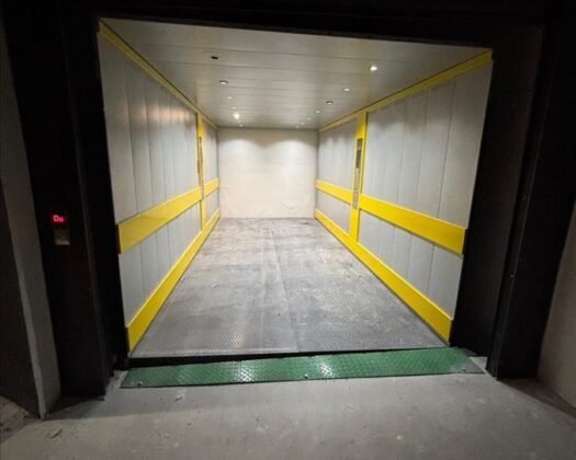 SE PRODAVA NOV STAN.VODNO.                               Se prodava nov trosoben stan na lokacija Vodno,nad osnovnoto uciliste Koco Racin.Stan od 96 m2-Dve Spalni-Banja,toalet-Dve terasi-Dnevna 40 m2-Lift-Lift za avtomobili-Lift za invalidi