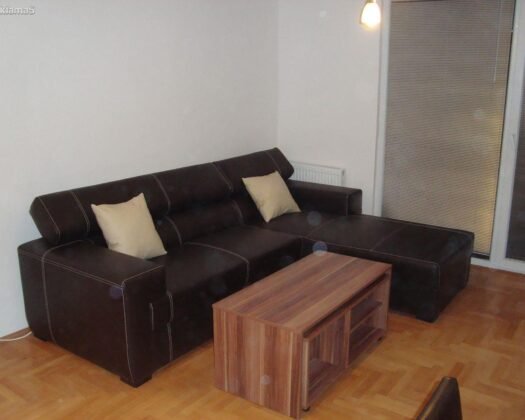 SE PRODAVA stan vo Kisela Voda. Zgradata e ponova gradba (2011)                                             Stanot ima vkupna povrsina od 49 m2 (neto 44m2 + 5 m2 terasa).Se sostoi od: hodnik, toalet, dnevna soba so kujna i trpezarija, spalna soba i terasa.                                                                    Stanot se prodava kompletno namesten so mebel i aparati za domakinstvo koi se mnogu malku koristeni.– Lift: zgradata poseduva 2 lifta- Orientacija: severoistok