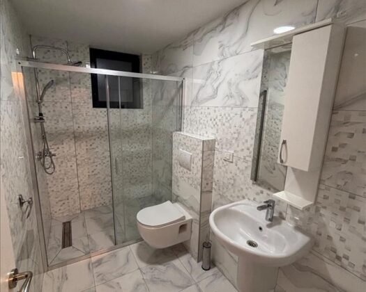 SE PRODAVA NOV STAN.VODNO.                               Se prodava nov trosoben stan na lokacija Vodno,nad osnovnoto uciliste Koco Racin.Stan od 96 m2-Dve Spalni-Banja,toalet-Dve terasi-Dnevna 40 m2-Lift-Lift za avtomobili-Lift za invalidi