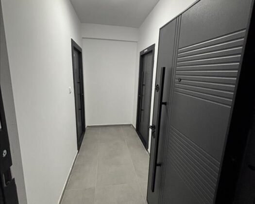 SE PRODAVA NOV STAN.VODNO.                               Se prodava nov trosoben stan na lokacija Vodno,nad osnovnoto uciliste Koco Racin.Stan od 96 m2-Dve Spalni-Banja,toalet-Dve terasi-Dnevna 40 m2-Lift-Lift za avtomobili-Lift za invalidi