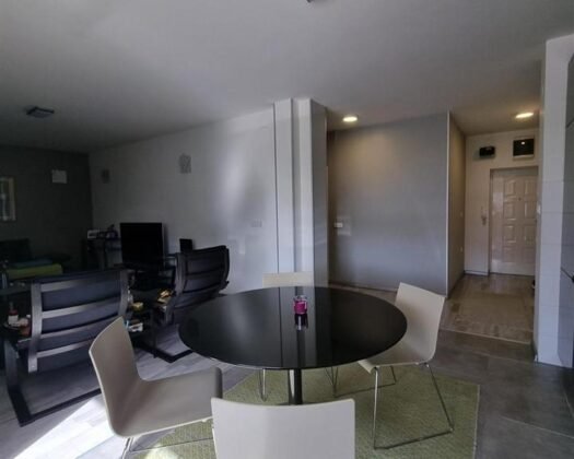 СЕ ПРОДАВА – ЕКСКЛУЗИВЕН СТАН ВО СРЦЕТО НА ЦЕНТАР! ГТЦ Поглед кон Камен Мост | Целосно реновиран | Опремен | Веднаш вселив