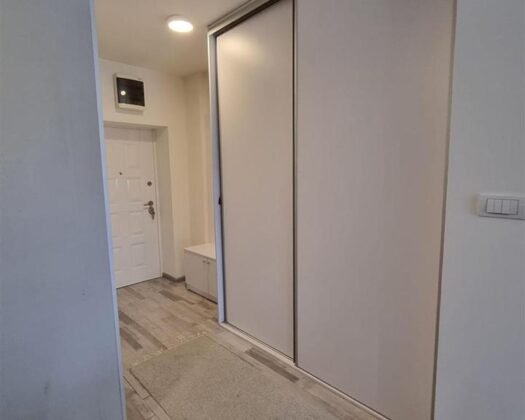 СЕ ПРОДАВА – ЕКСКЛУЗИВЕН СТАН ВО СРЦЕТО НА ЦЕНТАР! ГТЦ Поглед кон Камен Мост | Целосно реновиран | Опремен | Веднаш вселив