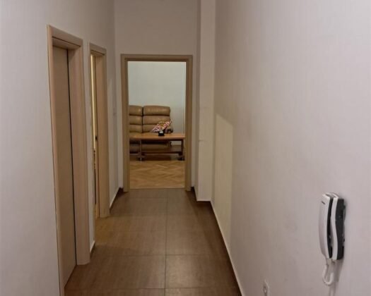 СЕ ПРОДАВА ОДЛИЧЕН СТАН ПОЗАДИ УНИВЕРЗАЛНА САЛА – Центар