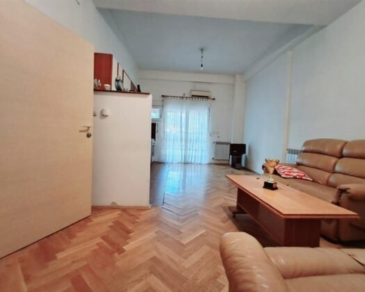 СЕ ПРОДАВА ОДЛИЧЕН СТАН ПОЗАДИ УНИВЕРЗАЛНА САЛА – Центар