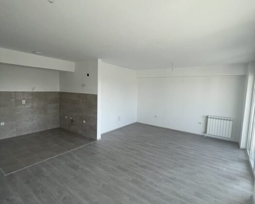 SE PRODAVA PREKRASEN STAN. CENTO 79 KVADRATI. Zgradata e na Granit,gradena po site najsovremeni standardi,i visoko kvalitetni materijali za izgradba.  Stanot poseduva povrsina od 79 kvadrati so golema prostrana dnevna so prirodna svetlina. Udobni dve spalni sobi,2 toaleta,terasa od 10 kvadratina 3 ti kat so lift i parking mesto garaza.Orientacija istok. CENA PO DOGOVOR