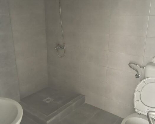 SE PRODAVA PREKRASEN STAN. CENTO 79 KVADRATI. Zgradata e na Granit,gradena po site najsovremeni standardi,i visoko kvalitetni materijali za izgradba.  Stanot poseduva povrsina od 79 kvadrati so golema prostrana dnevna so prirodna svetlina. Udobni dve spalni sobi,2 toaleta,terasa od 10 kvadratina 3 ti kat so lift i parking mesto garaza.Orientacija istok. CENA PO DOGOVOR