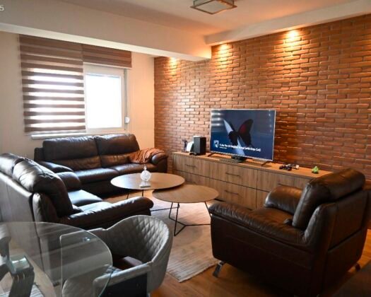 МОДЕРЕН ЛУКСУЗ СО ВИДИК КОН ВАРДАР Карпош                                                   Продаваме ексклузивен наместен стан со совршен баланс меѓу елеганција, удобност и функционален дизајн.