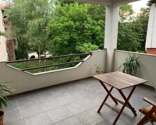 СЕ ПРОДАВА ПРЕКРАСЕН СТАН ВО ЧАИР – 121 m²  Ова е ретка можност да се купи огромен, реновиран и комплетно наместен стан во Чаир – по екстра поволна цена што навистина ретко се наоѓа на пазарот!