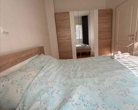 СЕ ПРОДАВА  СТАН — МИЧУРИН  43 м² | Приземје | Југозапад | Реновиран | Целосно наместен