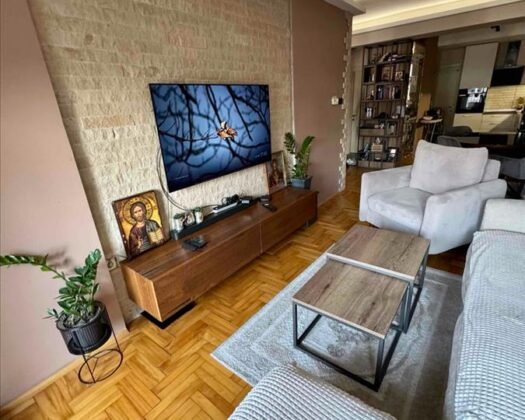 СЕ ПРОДАВА СТАН – ЦРНИЧЕ / ВОСТАНИЧКА 🏡✨ Одлична локација • Нов објект • Полунамесен ✨