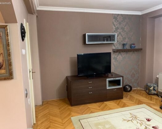 СЕ ПРОДАВА ПРЕКРАСЕН СТАН ВО ЧАИР – 121 m²  Ова е ретка можност да се купи огромен, реновиран и комплетно наместен стан во Чаир – по екстра поволна цена што навистина ретко се наоѓа на пазарот!