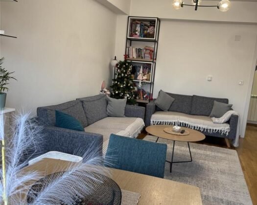 Се продава целосно наместен и опремен стан во новоградба во Скопје, општина Центар (Долно Водно), лоциран на улица директно спроти главниот влез на Државна болница, во мала и мирна зграда со само 10 станбени единици, изградена и вселена во мај 2021 година.