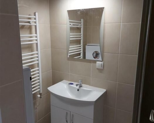 Се продава целосно наместен и опремен стан во новоградба во Скопје, општина Центар (Долно Водно), лоциран на улица директно спроти главниот влез на Државна болница, во мала и мирна зграда со само 10 станбени единици, изградена и вселена во мај 2021 година.