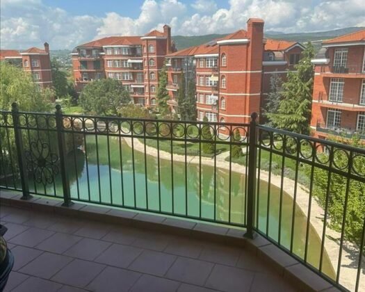 EКСКЛУЗИВНА ПОНУДА ЗА ПРОДАЖБА НА ЛУКСУЗЕН СТАН   Доколку не се задоволувате со обичното – туку барате животен простор кој зборува за Вашиот стил, статус и вкус – овој стан е создаден токму за Вас.