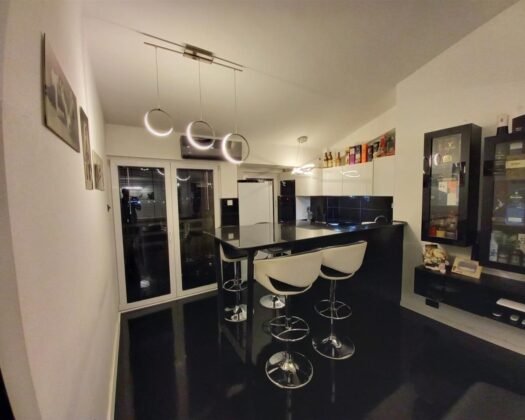 Stan za prodazba,66 m² | 7mi kat – Otvoren koncept: dnevna soba so integrirana kujna, galerijska spalna soba, rabotna soba, kupatilo i terasa so istocna orijentacija i otvoren pogled kon zelena zona Rasadnik