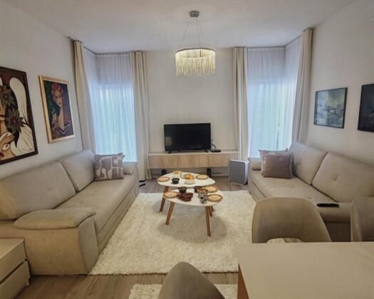 СЕ ПРОДАВА НОВА КУЌА, современо проектирана од 65 м² изградена во 2025 година, поставена на простран плац од 877 м² во мирниот и брзорастечки дел на Бардовци.