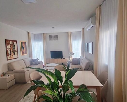 СЕ ПРОДАВА НОВА КУЌА, современо проектирана од 65 м² изградена во 2025 година, поставена на простран плац од 877 м² во мирниот и брзорастечки дел на Бардовци.