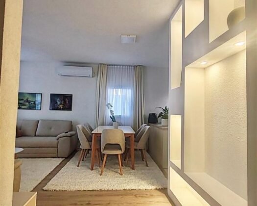 СЕ ПРОДАВА НОВА КУЌА, современо проектирана од 65 м² изградена во 2025 година, поставена на простран плац од 877 м² во мирниот и брзорастечки дел на Бардовци.