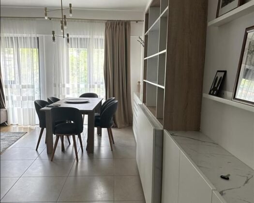 СЕ ИЗДАВА ЛУКСУЗЕН СТАН – Vodno Panorama Residence.  Локација: Водно    Објект: Panorama Residence    Површина: 77 м²   Спални: 2   Целосно наместен • Нов • Спремен за вселување