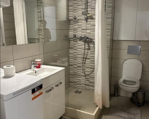 СЕ ИЗДАВА ЛУКСУЗЕН СТАН – Vodno Panorama Residence.  Локација: Водно    Објект: Panorama Residence    Површина: 77 м²   Спални: 2   Целосно наместен • Нов • Спремен за вселување