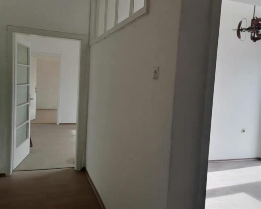 СЕ ПРОДАВА СТАН ВО СТРОГ ЦЕНТАР – ПРЕКРАСНА ЛОКАЦИЈА ВО БЛИЗИНА НА ГИМНАЗИЈА „ЈОСИП БРОЗ“