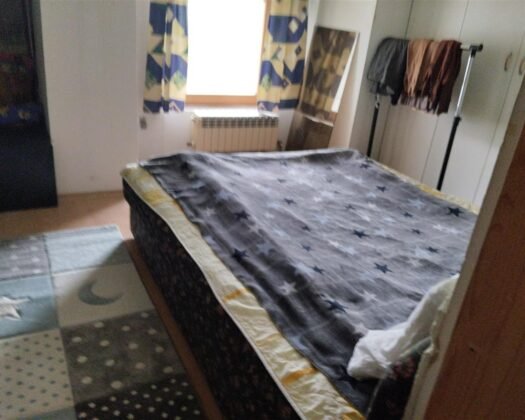 SE PRODAVA STAN od 100m2 + podrum + 1/8 sopstvenost od zemjisteto pod i okolu zgrada,kaj park Avionce