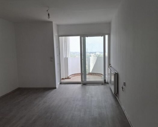 СЕ ПРОДАВА СТАН ВО КАРПОШ 4 – РЕТКА ПРИЛИКА НА ПАЗАРОТ!   Доколку барате совршен дом или сигурна инвестиција во еден од најмирните и најзелените квартови во Скопје, овој стан е вистинскиот избор за вас.