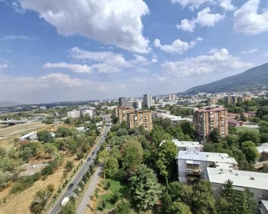 СЕ ПРОДАВА СТАН ВО КАРПОШ 4 – РЕТКА ПРИЛИКА НА ПАЗАРОТ! Доколку барате совршен дом или сигурна инвестиција во еден од најмирните и најзелените квартови во Скопје, овој стан е вистинскиот избор за вас.