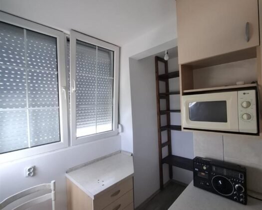 СЕ ПРОДАВА СТАН ВО КАРПОШ 4 – РЕТКА ПРИЛИКА НА ПАЗАРОТ! Доколку барате совршен дом или сигурна инвестиција во еден од најмирните и најзелените квартови во Скопје, овој стан е вистинскиот избор за вас.