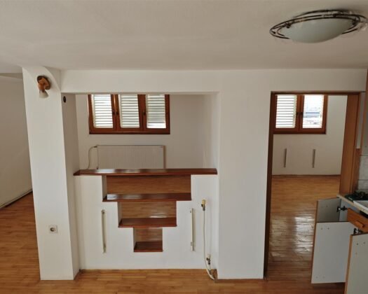 СЕ ПРОДАВА СТАН ВО ЦЕНТАР – кај Зелен пазар!