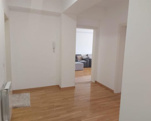 СЕ ПРОДАВА СТАН од 88 м2, со подземна гаража од 15м2.  Со две спални соби, едно купатило и дневна со кујна. Се наоѓа на ул.Босна и Херцеговина 14 (Скопје Север) во близина на Гимназијата Зеф Љуш Марку општина Бутел.