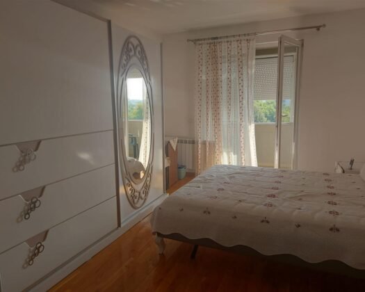 СЕ ПРОДАВА СТАН од 88 м2, со подземна гаража од 15м2.  Со две спални соби, едно купатило и дневна со кујна. Се наоѓа на ул.Босна и Херцеговина 14 (Скопје Север) во близина на Гимназијата Зеф Љуш Марку општина Бутел.