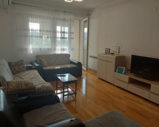 СЕ ПРОДАВА СТАН од 88 м2, со подземна гаража од 15м2.  Со две спални соби, едно купатило и дневна со кујна. Се наоѓа на ул.Босна и Херцеговина 14 (Скопје Север) во близина на Гимназијата Зеф Љуш Марку општина Бутел.