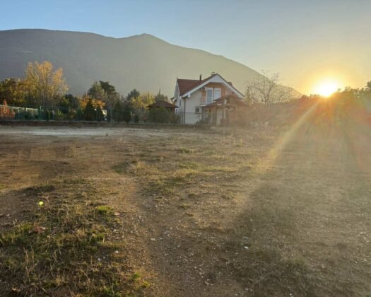 СЕ ПРОДАВА ГРАДЕЖНО ЗЕМЈИШТЕ. ГОРНА МАТКА.  Се продава градежно земјиште во Горна Матка, чист имотен лист,со уникатен поглед кон Водно и кањонот Матка – вистинска оаза на мир и природа, на само неколку минути од градот.