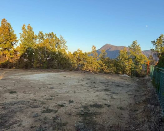 СЕ ПРОДАВА ГРАДЕЖНО ЗЕМЈИШТЕ. ГОРНА МАТКА.  Се продава градежно земјиште во Горна Матка, чист имотен лист,со уникатен поглед кон Водно и кањонот Матка – вистинска оаза на мир и природа, на само неколку минути од градот.