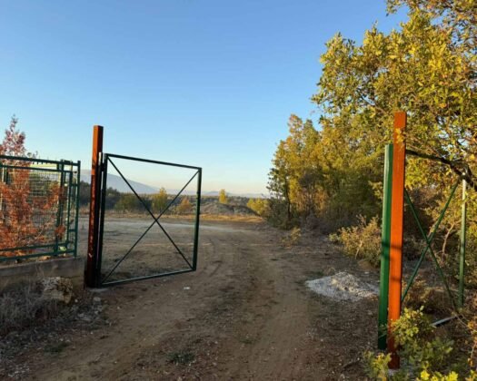 СЕ ПРОДАВА ГРАДЕЖНО ЗЕМЈИШТЕ. ГОРНА МАТКА.  Се продава градежно земјиште во Горна Матка, чист имотен лист,со уникатен поглед кон Водно и кањонот Матка – вистинска оаза на мир и природа, на само неколку минути од градот.