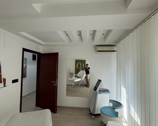 Се издава деловен простор од 70 м2 на ул. Македонија бр. 10  Први спрат со три соби и Централно парно греење, погоден е за адвокат канцеларии, за салони за убавини, осигурит организации, заболекарска ординација, невладини организации, училиште за стеански јазици и сл. Цената е 550 еур.