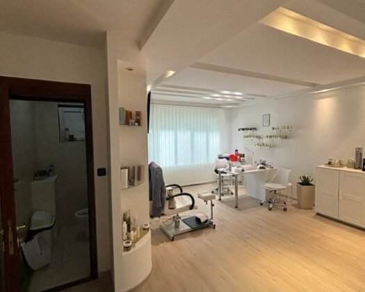 Се издава деловен простор од 70 м2 на ул. Македонија бр. 10  Први спрат со три соби и Централно парно греење, погоден е за адвокат канцеларии, за салони за убавини, осигурит организации, заболекарска ординација, невладини организации, училиште за стеански јазици и сл. Цената е 550 еур.