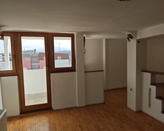 СЕ ПРОДАВА СТАН ВО ЦЕНТАР – кај Зелен пазар!