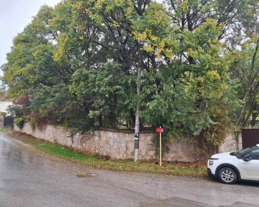 Se prodava kuka vo seloto Pobozje opstina Cucer Sandevo.Se prodava eden stanben objekt so dva zasebni vleza.Kukata e so dva posebni vleza,zasebni strujomeri i vodomeri.Dvete se na visoko prizemje.Kvadratura na 2×58m.Dvorno mesto 858mKukata se naoga na samiot glaven pat.Ima vodovod,struja, odvod(kanalizacija).