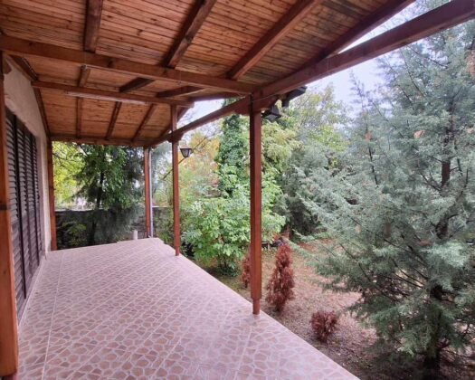 Se prodava kuka vo seloto Pobozje opstina Cucer Sandevo.Se prodava eden stanben objekt so dva zasebni vleza.Kukata e so dva posebni vleza,zasebni strujomeri i vodomeri.Dvete se na visoko prizemje.Kvadratura na 2×58m.Dvorno mesto 858mKukata se naoga na samiot glaven pat.Ima vodovod,struja, odvod(kanalizacija).