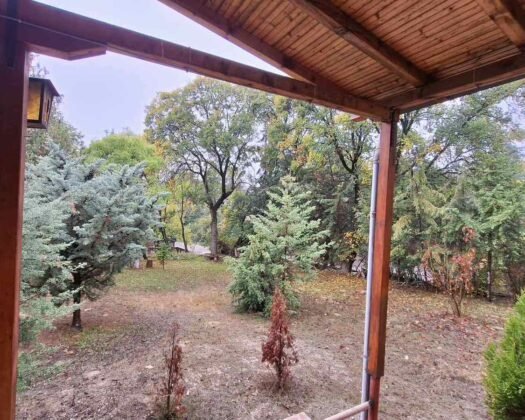 Se prodava kuka vo seloto Pobozje opstina Cucer Sandevo.Se prodava eden stanben objekt so dva zasebni vleza.Kukata e so dva posebni vleza,zasebni strujomeri i vodomeri.Dvete se na visoko prizemje.Kvadratura na 2×58m.Dvorno mesto 858mKukata se naoga na samiot glaven pat.Ima vodovod,struja, odvod(kanalizacija).