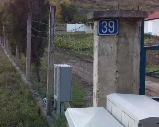 СЕ ПРОДАВА ПЛАЦ ВО ВЕЛЕС – ОДЛИЧНА ЛОКАЦИЈАСе продава плац со вкупна површина од 3.300 m², целосно ограден, со уреден пристап и во индустриска зона, погоден за повеќе намени.🏗 Објекти на плацот:Гаража / магацин: 120 m²– цврста градба– висина 3,50 мДополнителен магацин: 20 m²Започната нова куќа: 100 m² (карабина)⚡ Инфраструктура:Електричен приклучокУреден влезЦелосно ограден плацМирна и пристапна локација📍 Локација: Велес💶 Цена: 250.000 evra