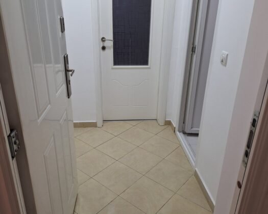 СЕ ИЗДАВА СТАН | МИЧУРИНСе издава комплетно опремен стан со површина од 65м², лоциран во мирен и урбан дел на Мичурин.🔹 Структура: • Две спални соби