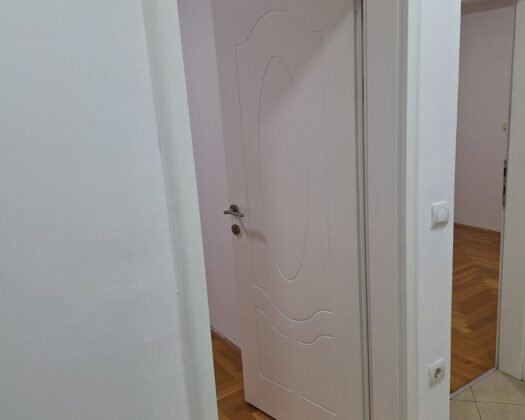 СЕ ИЗДАВА СТАН | МИЧУРИНСе издава комплетно опремен стан со површина од 65м², лоциран во мирен и урбан дел на Мичурин.🔹 Структура: • Две спални соби