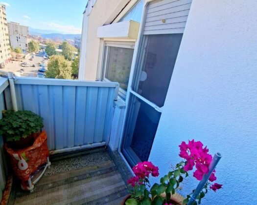 стан 45 м2 вкупна површина, во Скопје Север, во воена зграда во близина на училиштето “Зефљуш Марку”, на ул. Босна и Херцеговина”.Станот има: дневна со кујна, ходник, 1 спална, тоалет, балкон и подрум.Внатрешно е дупло изолиран на сите надворешни ѕидови.Наместен и може да се продава заедно со мебелот.Има инсталација за централно греење, но исклучена е цела зграда пред неколку години.Греење на клима инвертер, па трошоците за греење се ниски во зимскиот период.Станот е на поткровје, нема големи острини, висината е одлична.Има ПВЦ прозорци, комарници и ролетни.Во близина има детска градинка, училиште, игралиште, паркови и реквизити за деца, маркети (Стокомак, КАМ, Кипер, Рамстор, Вива Фреш, Трговски центар Ритеил, амбуланта, пазар и се’ што му е потребно на едно семејство.